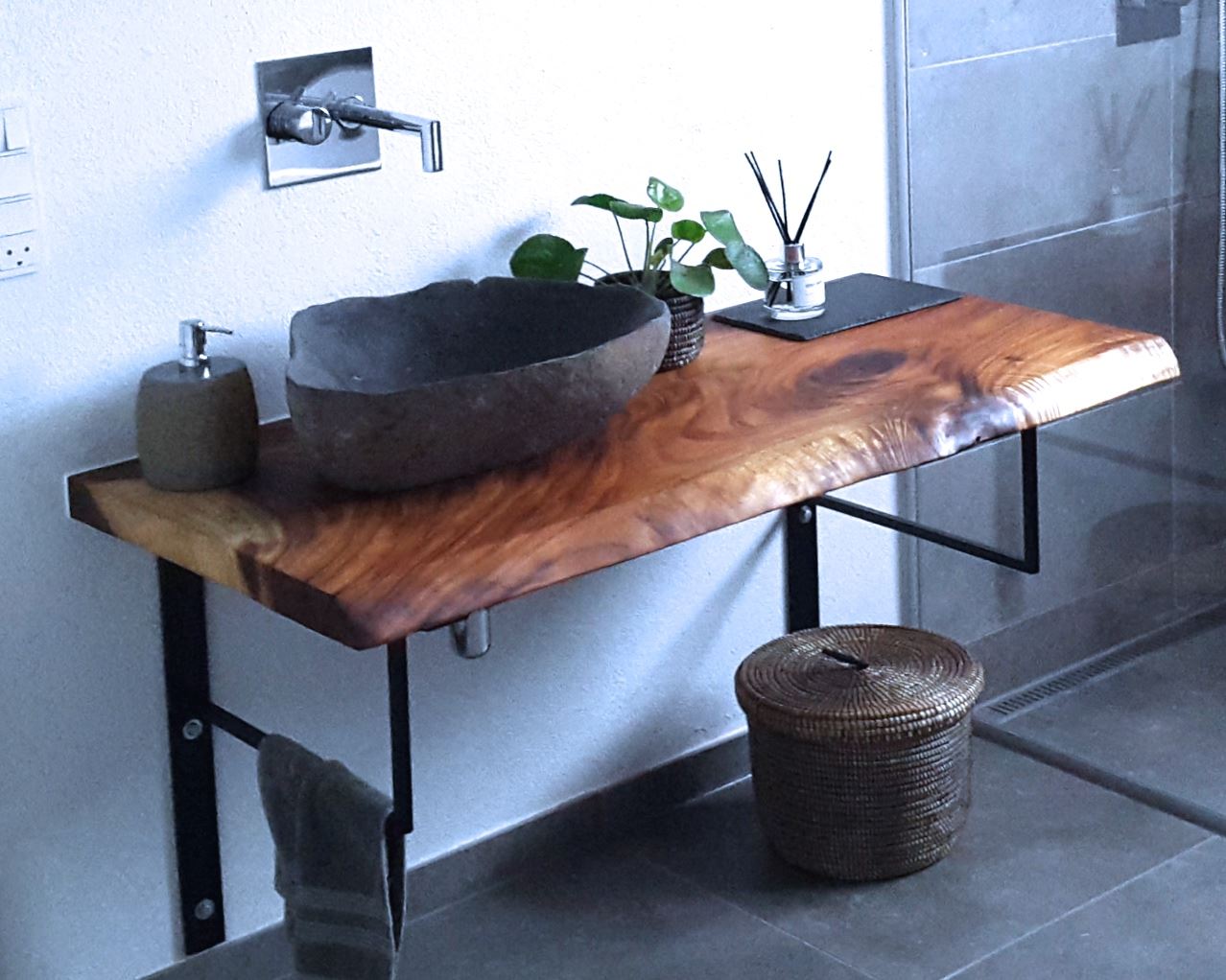 Planke bordplade i Suartræ + Flodstens